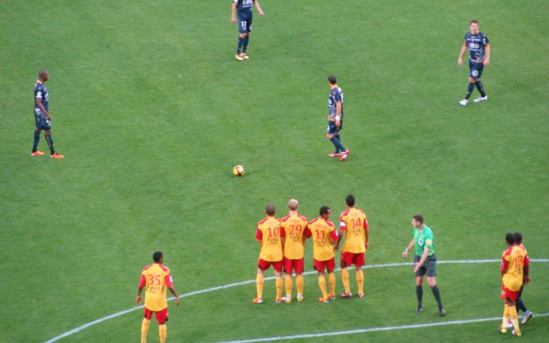 Cách thực hiện đá phạt gián tiếp đúng luật