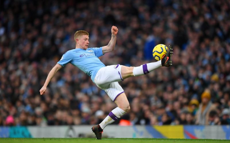 Tiền vệ trung tâm điều tiết lối chơi